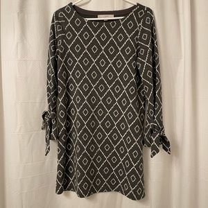 LOFT Long Sleeve Gray Patterned Dress with tie sleeves